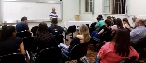 Executivo internacional palestra para alunos sobre experiência profissional na China