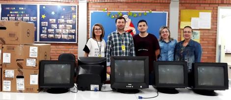 IENH doa computadores para Escola Keli Meise Machado a partir de atividade do Curso Técnico