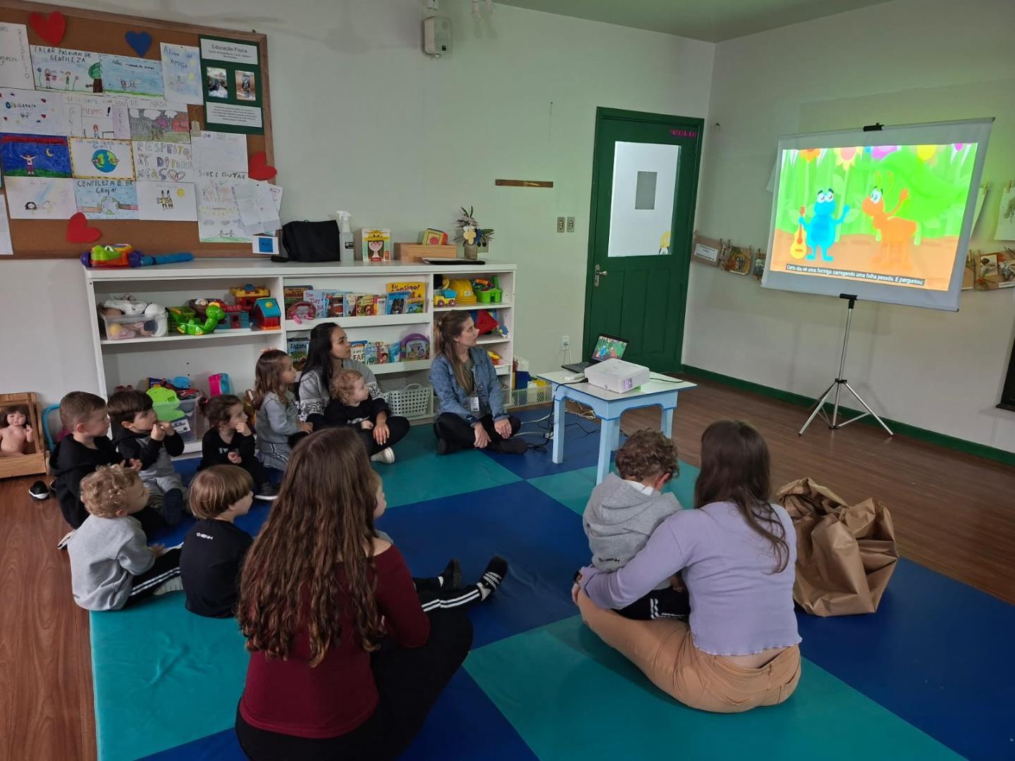 Crianças da Unidade Pindorama exploram o Formigueiro Criativo 