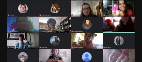 Lupa digital e muitas descobertas sobre as estruturas das flores na aula de Biologia Lupa digital e muitas descobertas sobre as estruturas das flores na aula de Biologia