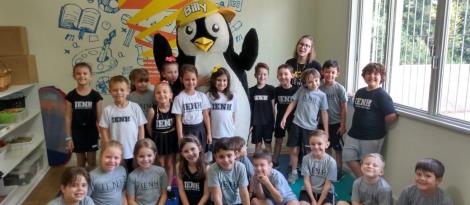 Mascote do Currículo Bilíngue visita alunos dos 1°s anos do Ensino Fundamental  Mascote do Currículo Bilíngue visita alunos dos 1°s anos do Ensino Fundamental