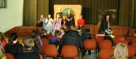 Teatro A caixinha mágica diverte estudantes do Pindorama