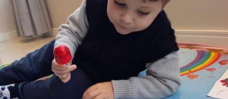 Níveis 2 aprendem sobre a água e as cores com pincel de tinta congelada Níveis 2 aprendem sobre a água e as cores com pincel de tinta congelada