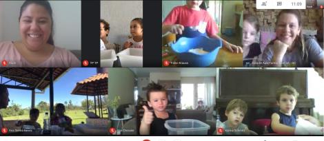 Níveis 4 da Unidade Oswaldo Cruz brincam com massinha de modelar Níveis 4 da Unidade Oswaldo Cruz brincam com massinha de modelar