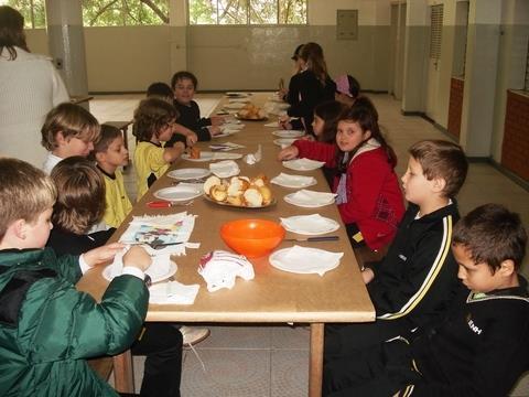 Estudantes participam de almoço de integração