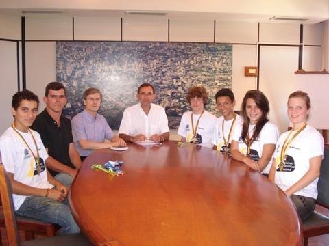 Atletas da IENH visitam gabinete do prefeito
