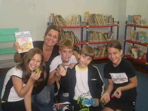 Leitura no recreio da Unidade Oswaldo Cruz