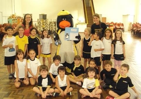 Mascote do Currículo Bilíngue visita alunos