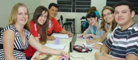 Alunos participam de brainstorming Alunos participam de brainstorming