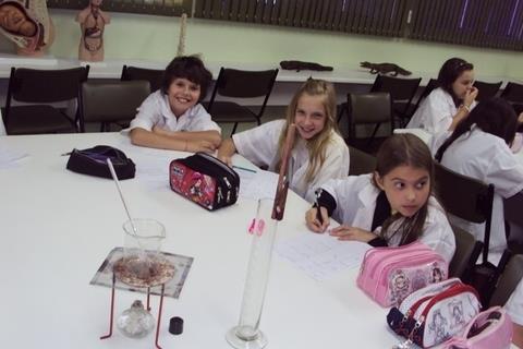 Alunos conhecem vidrarias do Laboratório de Ciências