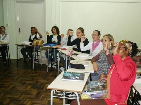 Alunas do Curso Normal aprendem a utilizar a Língua Brasileira de Sinais