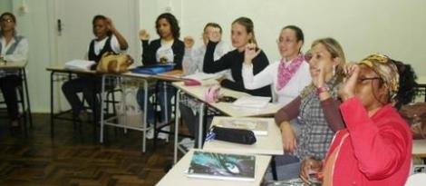 Alunas do Curso Normal aprendem a utilizar a Língua Brasileira de Sinais Alunas do Curso Normal aprendem a utilizar a Língua Brasileira de Sinais