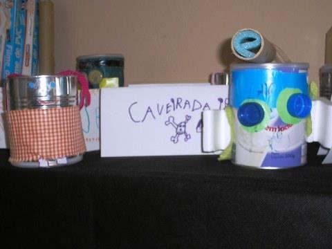 Sucatas se transformam em bonecas na Unidade Pindorama