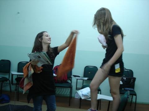 Estudantes da IENH Idiomas imitam produção de cinema