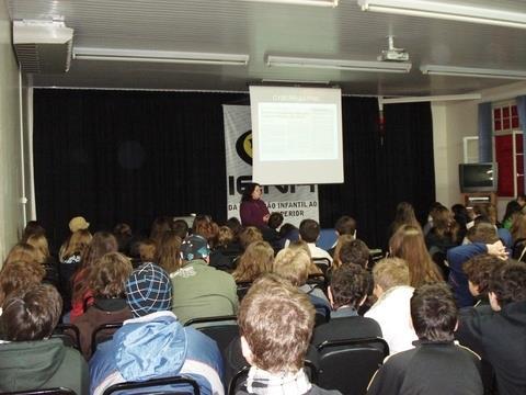Palestra alerta pais e alunos sobre os cuidados com o uso da internet