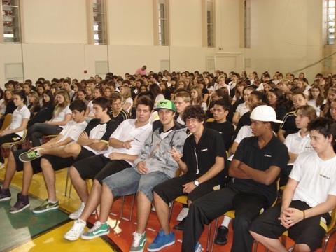 Ariadne Decker palestra na Fundação Evangélica