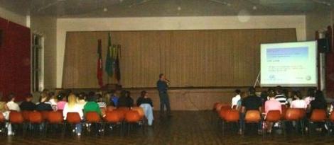 Alunos assistem palestra sobre trajetória de sucesso Alunos assistem palestra sobre trajetória de sucesso