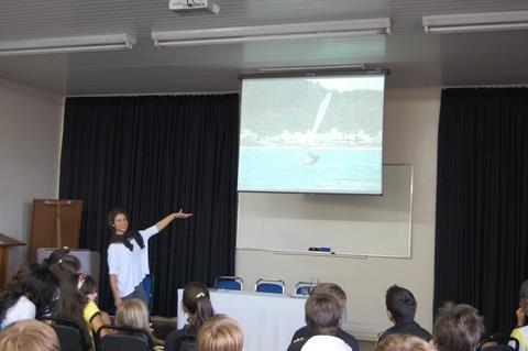 Atleta de windsurfe conversa com alunos da 7ª série B