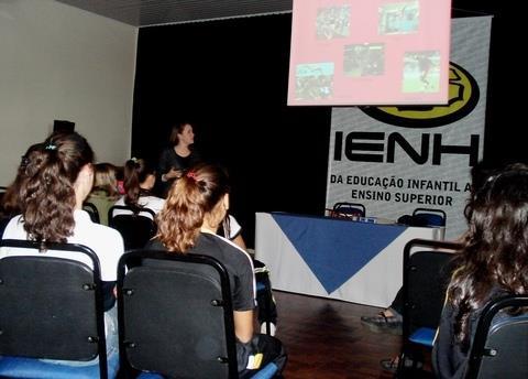 Palestra sobre moda e esporte na Fundação Evangélica