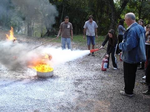 Alunos e colaboradores participam de treinamento para prevenção de incêndio