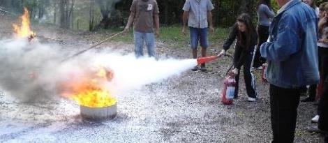 Alunos e colaboradores participam de treinamento para prevenção de incêndio