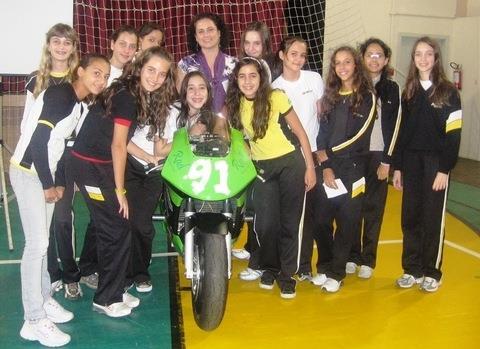 Alunos da 7ª série B conhecem a prática da motovelocidade