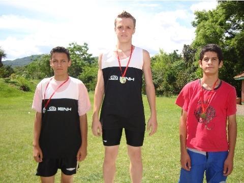 Atletismo da IENH conquista medalhas no II Troféu Pastor Farrapo