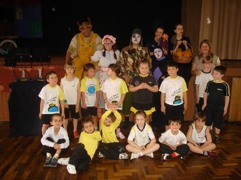 Os Saltimbancos divertem alunos da IENH