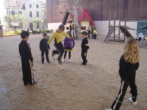 Brincadeira de pular elástico anima recreios