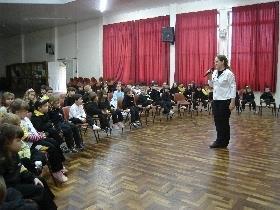 Alunos da Educação Infantil do Oswaldo Cruz recebem visita de artista plástica