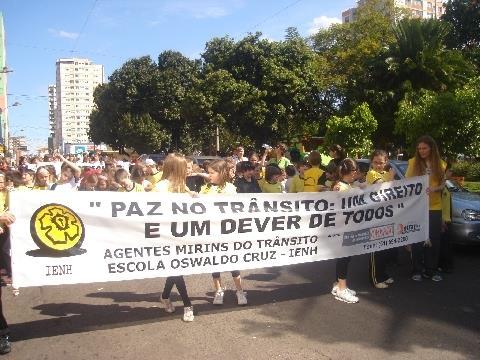 Agentes Mirins do Trânsito da IENH promovem Blitz Educativa