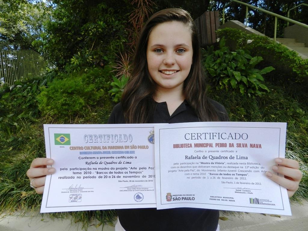 Aluna recebe certificação por trabalho de artes