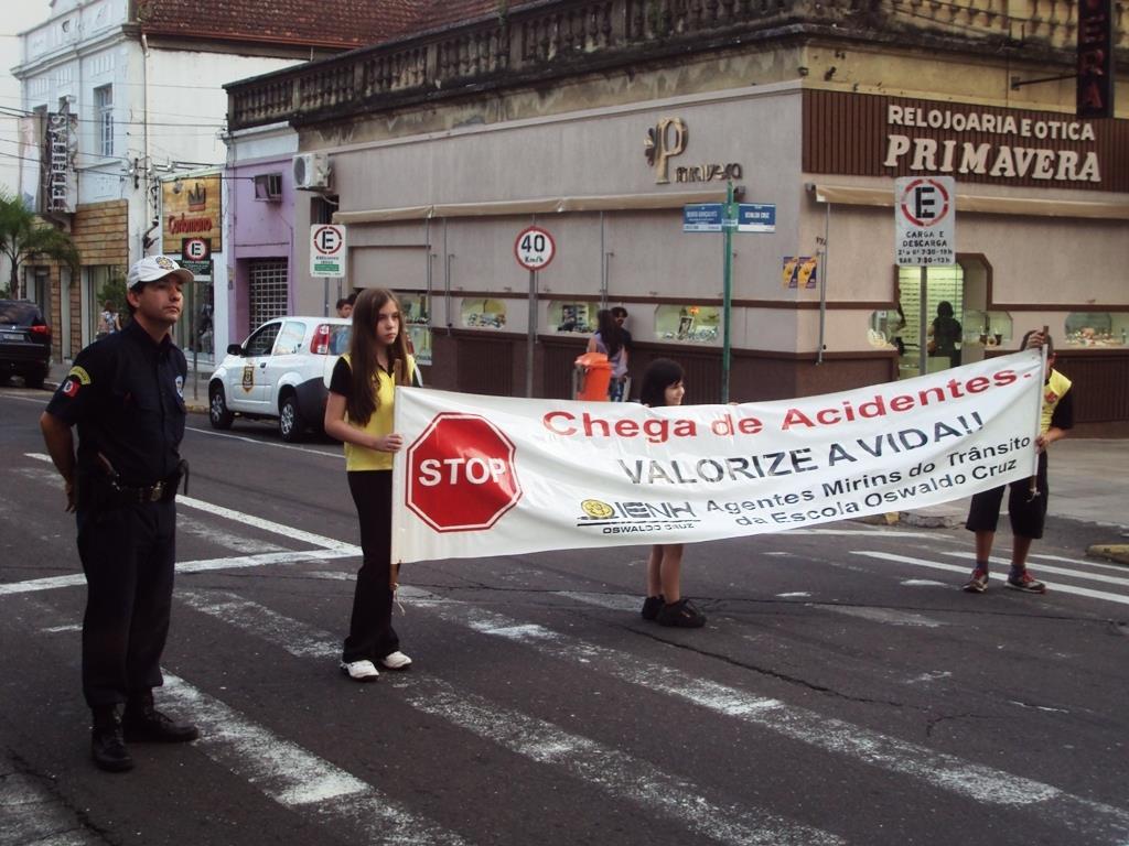 Primeira panfletagem do ano realizada pelos Agentes Mirins do Trânsito