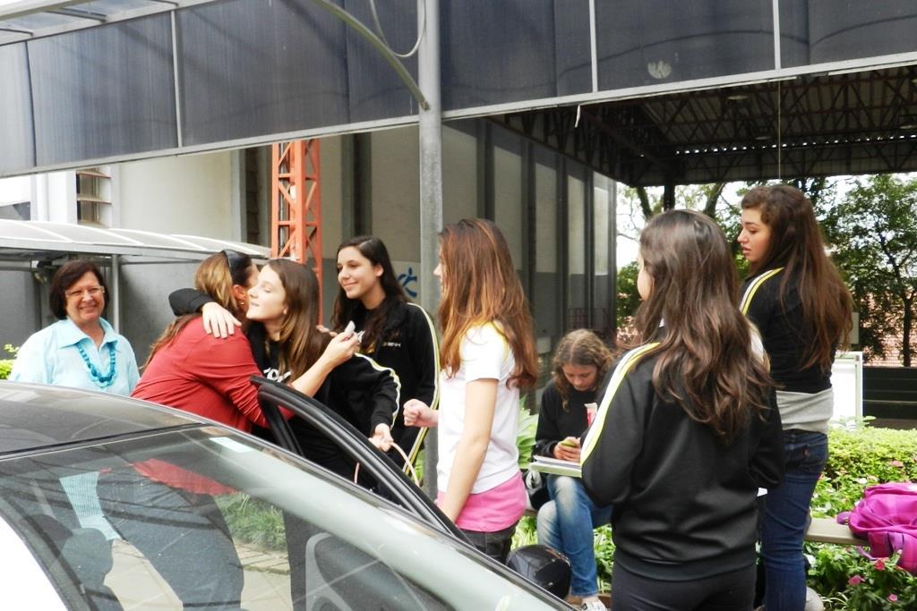 Estudantes da Fundação Evangélica homenageiam mães