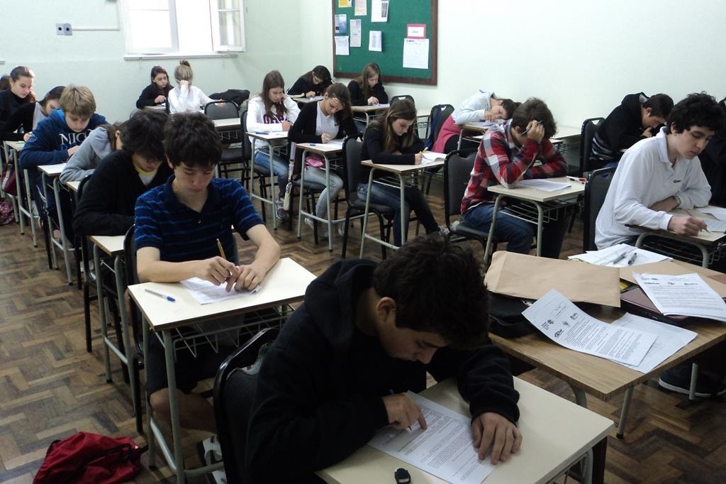 Estudantes realizam prova da OBF