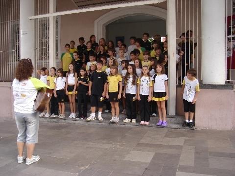 Alunos da IENH comemoram a Páscoa com a comunidade