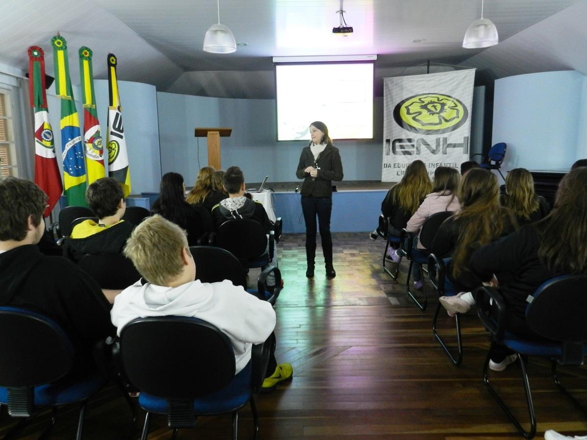 Palestra sobre concepções amorosas para estudantes do Ensino Médio