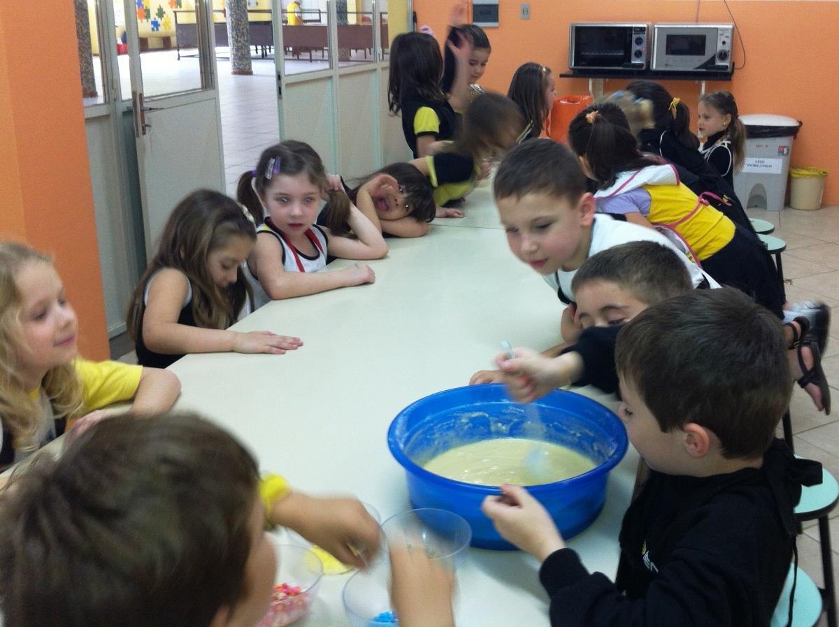 Cores do Brasil em bolo feito por alunos da Educação Infantil