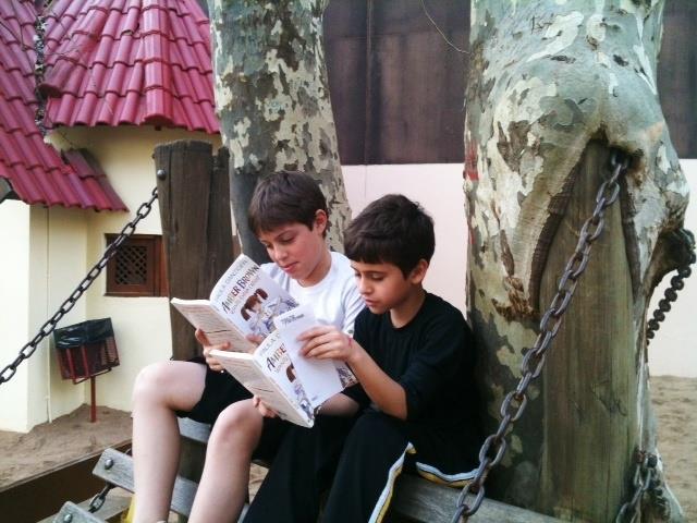 Estudantes realizam a leitura de livros escritos originalmente em Inglês