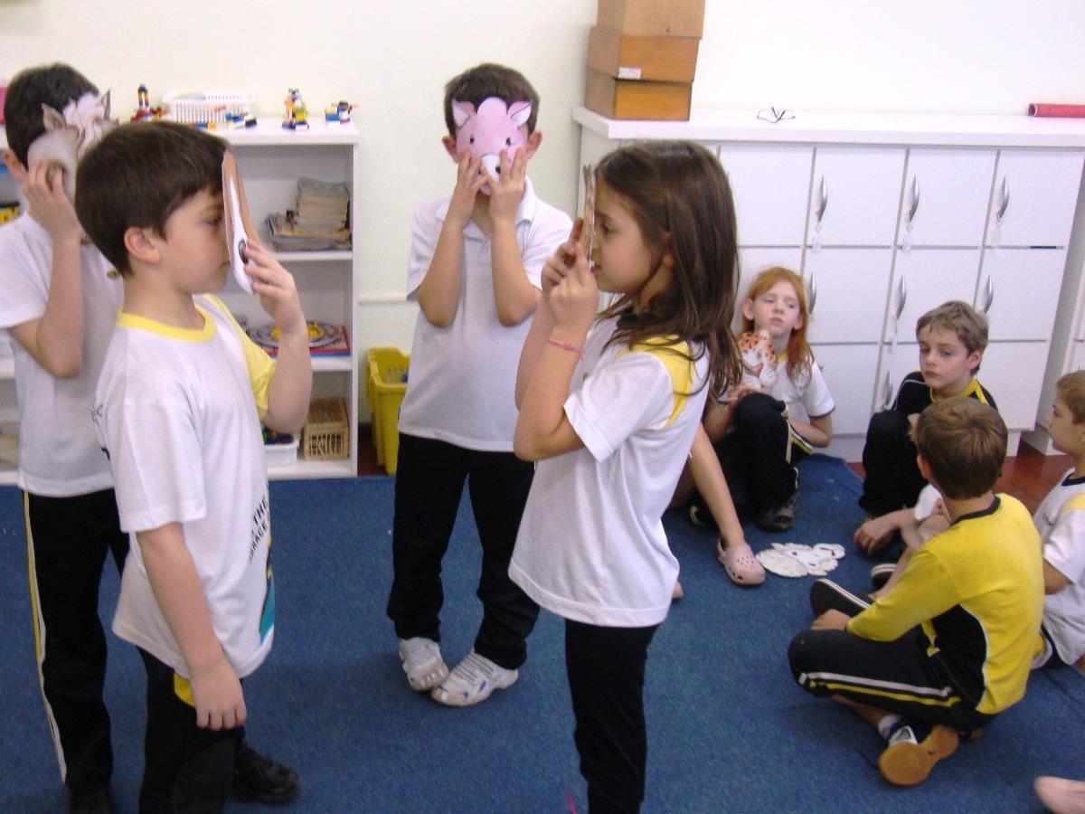 Estudantes realizam dramatização para trabalhar a oralidade da pronúncia