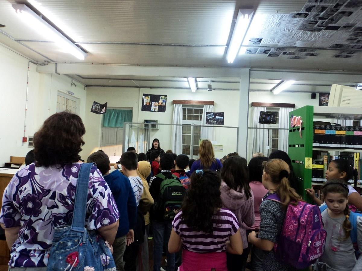 Biblioteca Ernest Sarlet da IENH recebe estudantes da Escola Municipal Jorge Koch