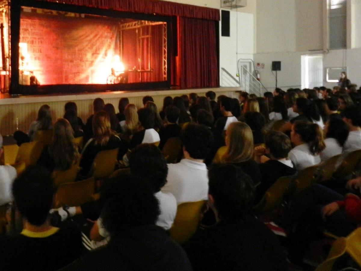 Estudantes da IENH assistem peça O Pacto