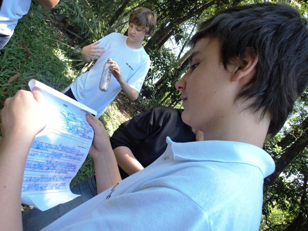 Primeira turma do Currículo Bilíngue desenterra cápsulas de 2009