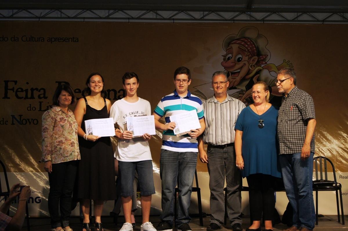 Estudantes recebem homenagem por colocação em Olimpíada de Astronomia e Astronáutico