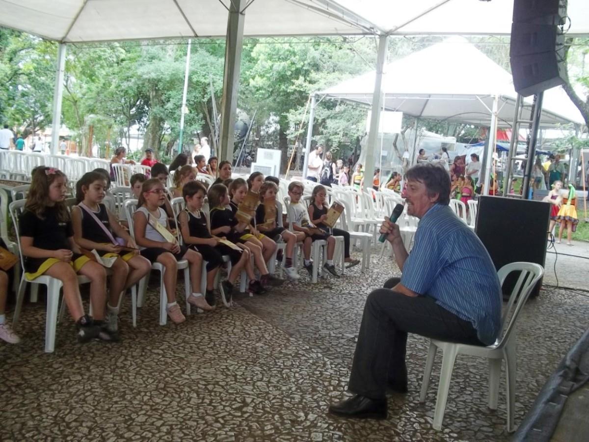 Estudantes participam de bate-papo com escritor Arno Kayser