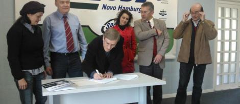 IENH Idiomas assina convênio com CDL Novo Hamburgo