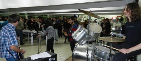 Estudantes recebidos com música na noite de segunda-feira