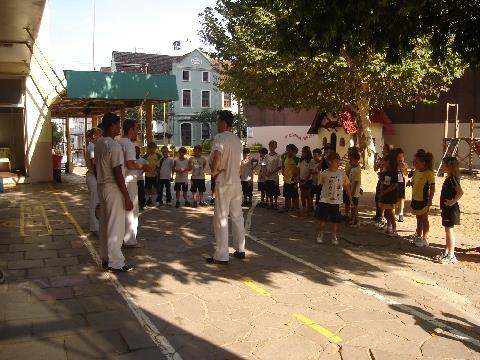 Alunos da Unidade Oswaldo Cruz assistem demonstração de Capoeira
