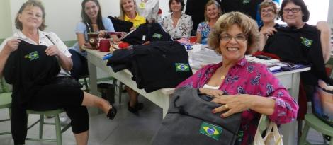 Voluntárias do Grupo Ellos customizam uniformes para doação