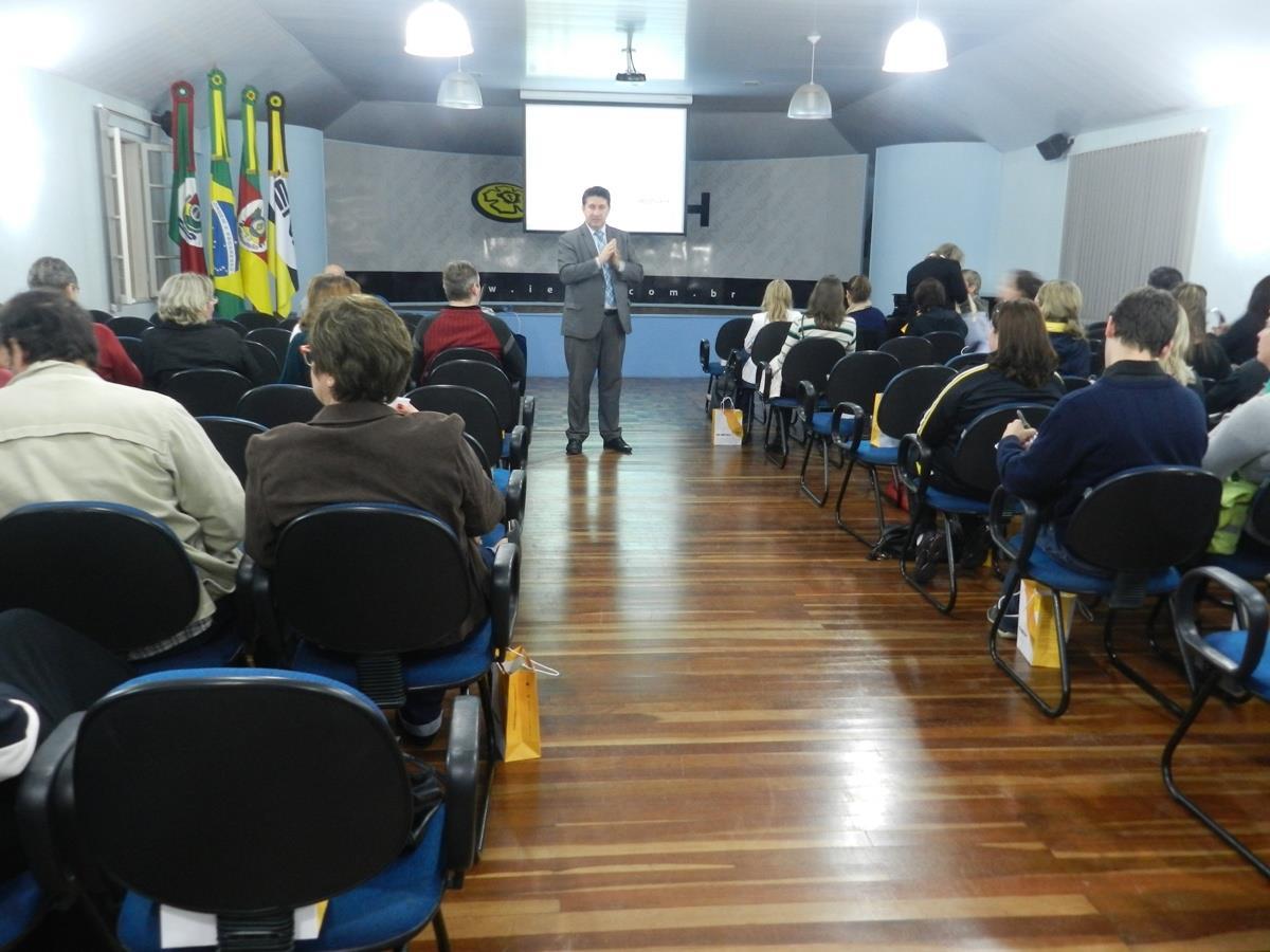 Reunião de professores aborda diversos assuntos na IENH